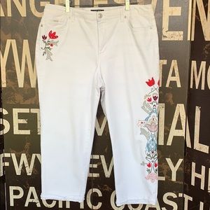 Chrystie Capris, white floral accent capris